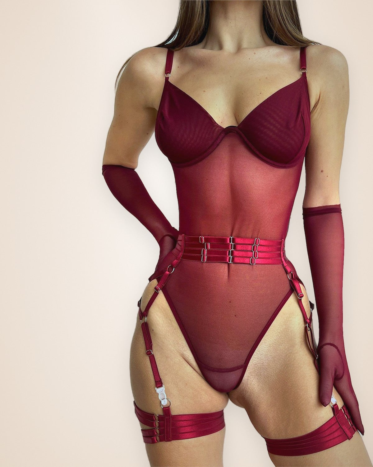 Ensemble lingerie bordeaux : body en tulle, ceinture porte-jarretelles, gants longs et jarretières – Armance