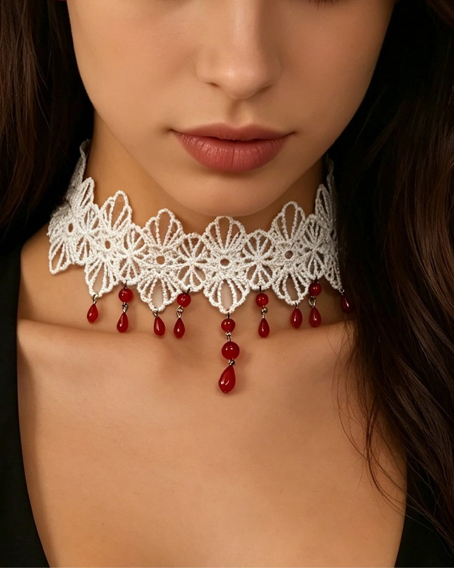 Choker en dentelle blanche à pampilles rouges | Confiamour