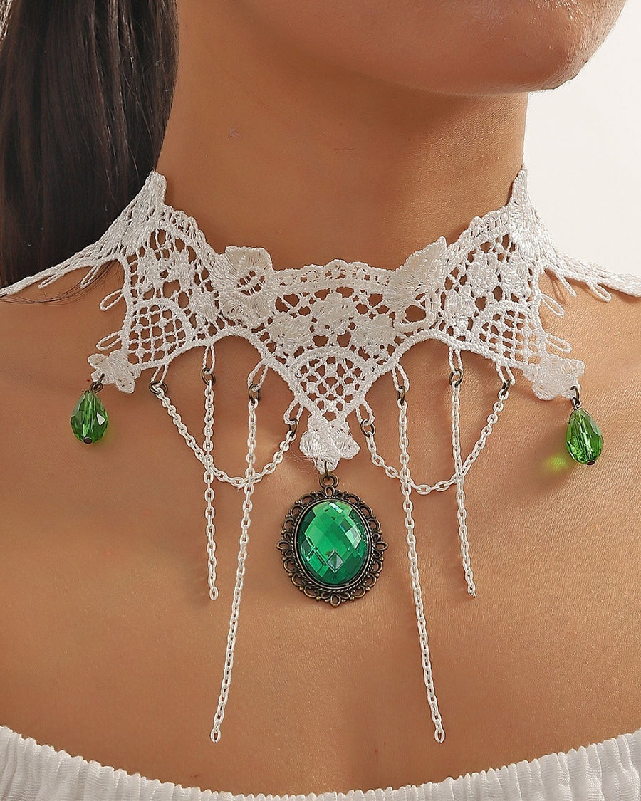 Choker en dentelle blanche à pierre verte et chaînettes | Confiamour