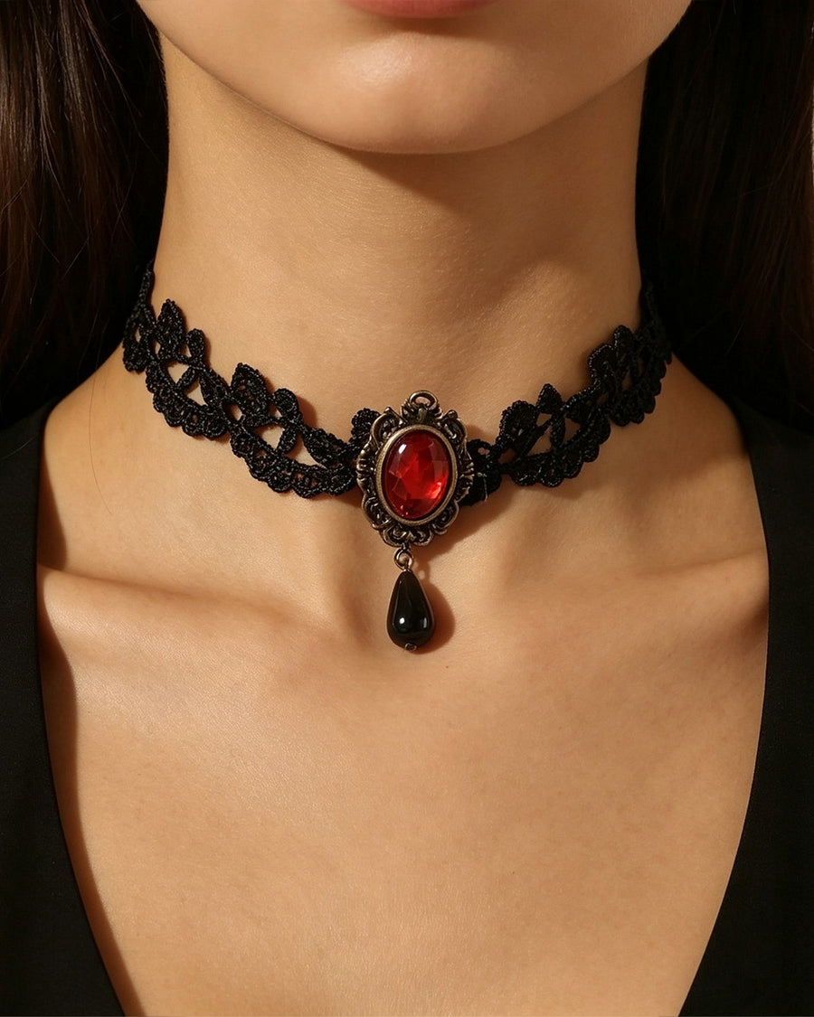 Choker en dentelle noire à pierre rouge et goutte | Confiamour