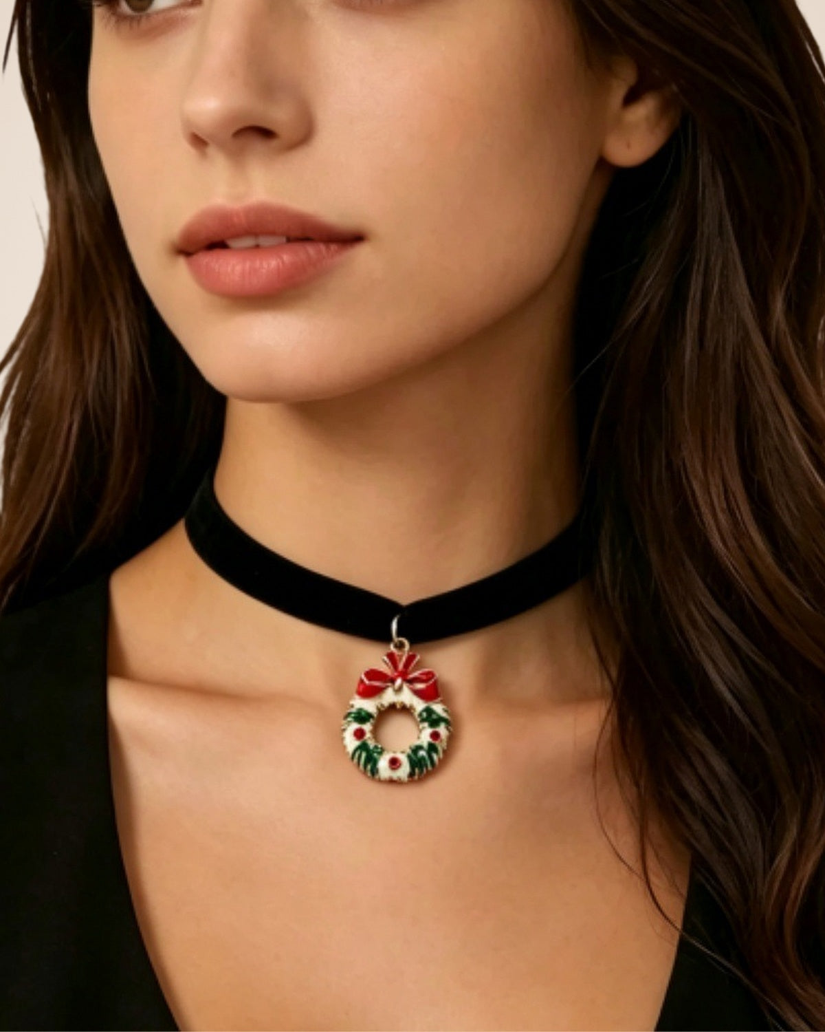 Choker en velours noir à pendentif couronne de Noël, porté de face