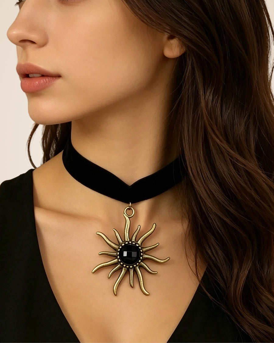Choker en velours noir à pendentif soleil | Confiamour