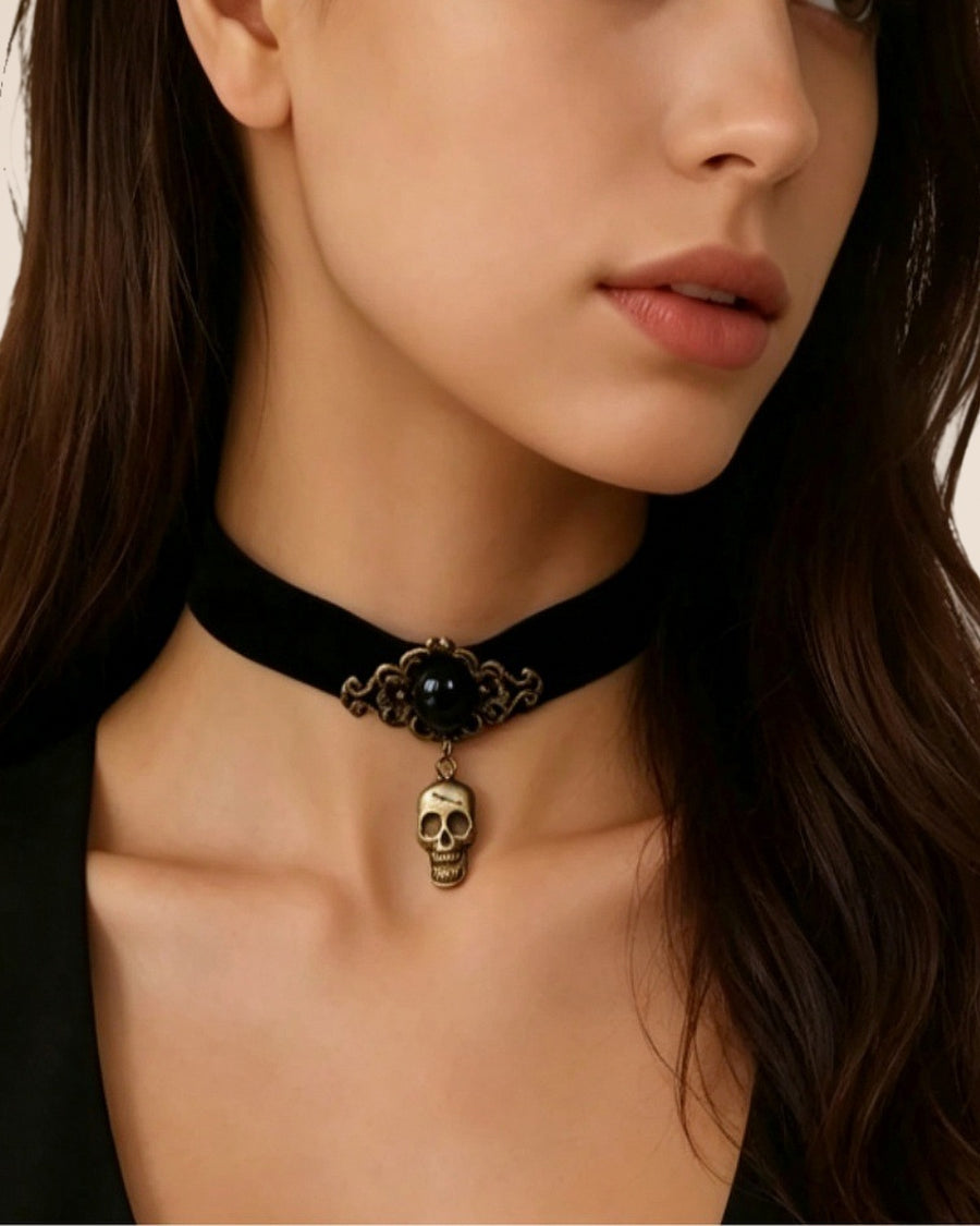 Choker aspect velours noir à pendentif tête de mort | Confiamour
