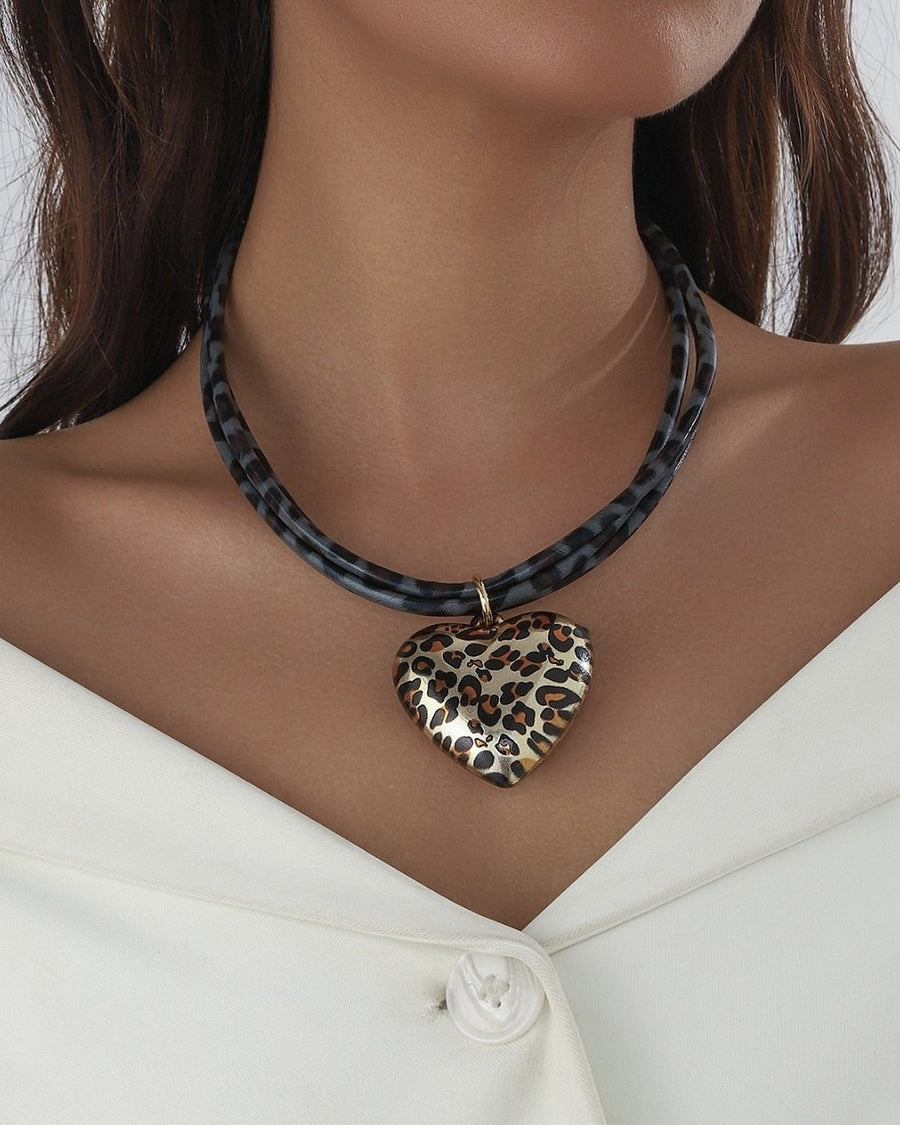 Collier cordon gris à pendentif cœur léopard | Confiamour