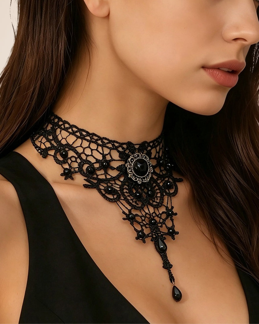 Collier plastron en dentelle noire à pendentif goutte | Confiamour