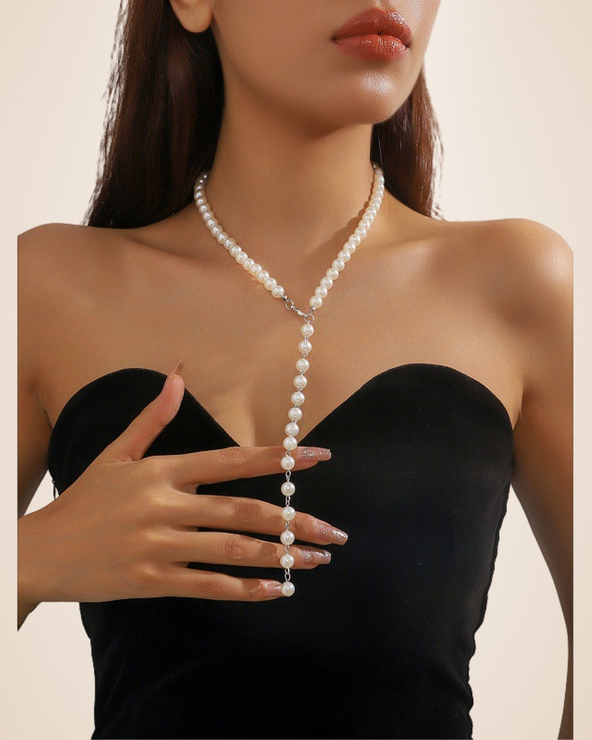Collier en Y en perles nacrées, finition argentée, porté avec un bustier noir
