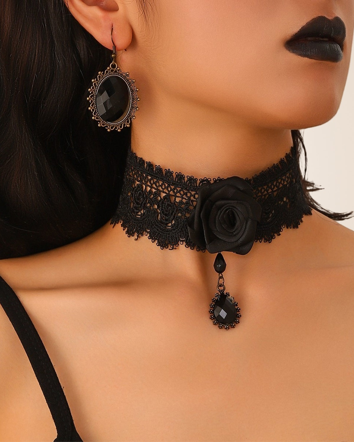 Parure choker en dentelle noire à rose et boucles d'oreilles, portée de face
