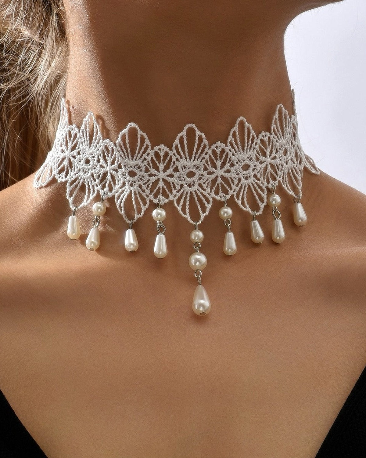 Ras-de-cou en dentelle blanche à franges de perles gouttes porté, vue de dos