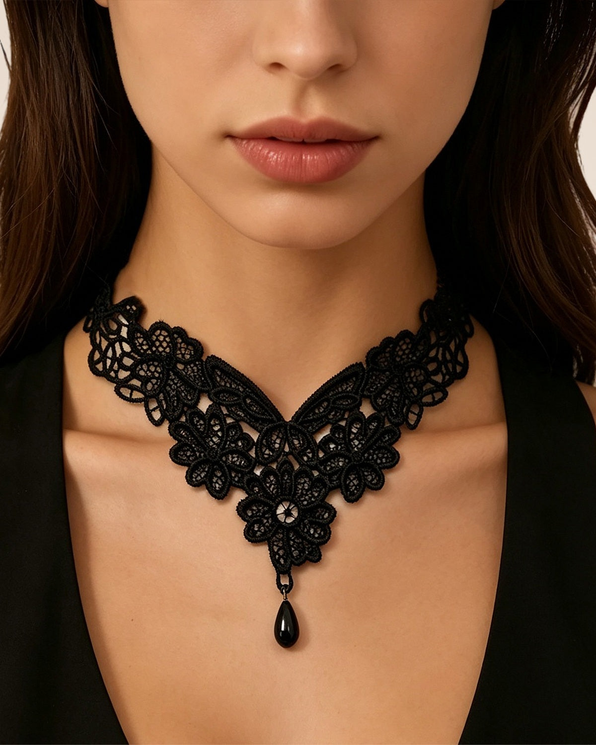 Ras-de-cou en dentelle noire florale à pendentif goutte, porté avec un haut noir décolleté